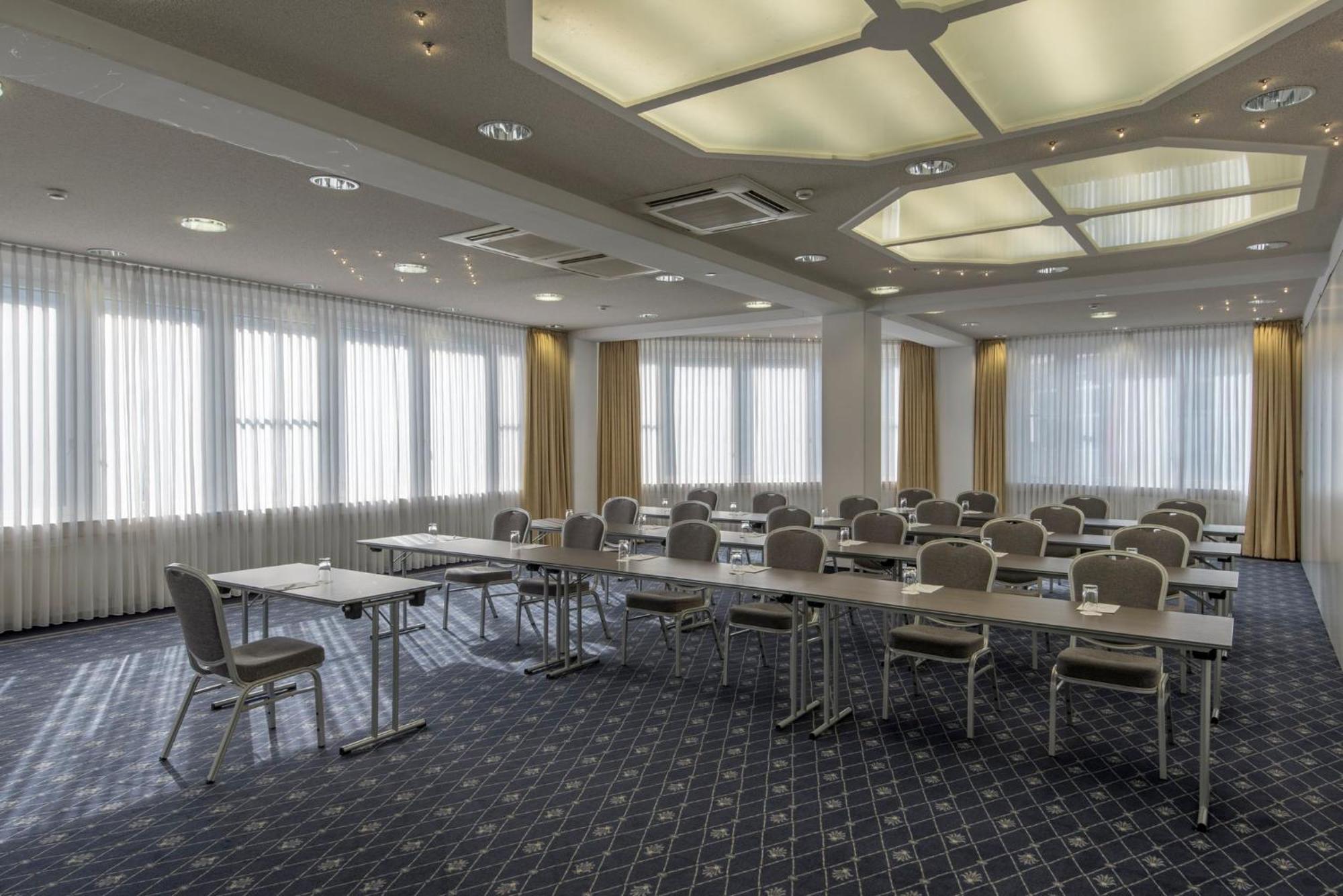 Holiday Inn Munich Unterhaching By Ihg Exterior photo