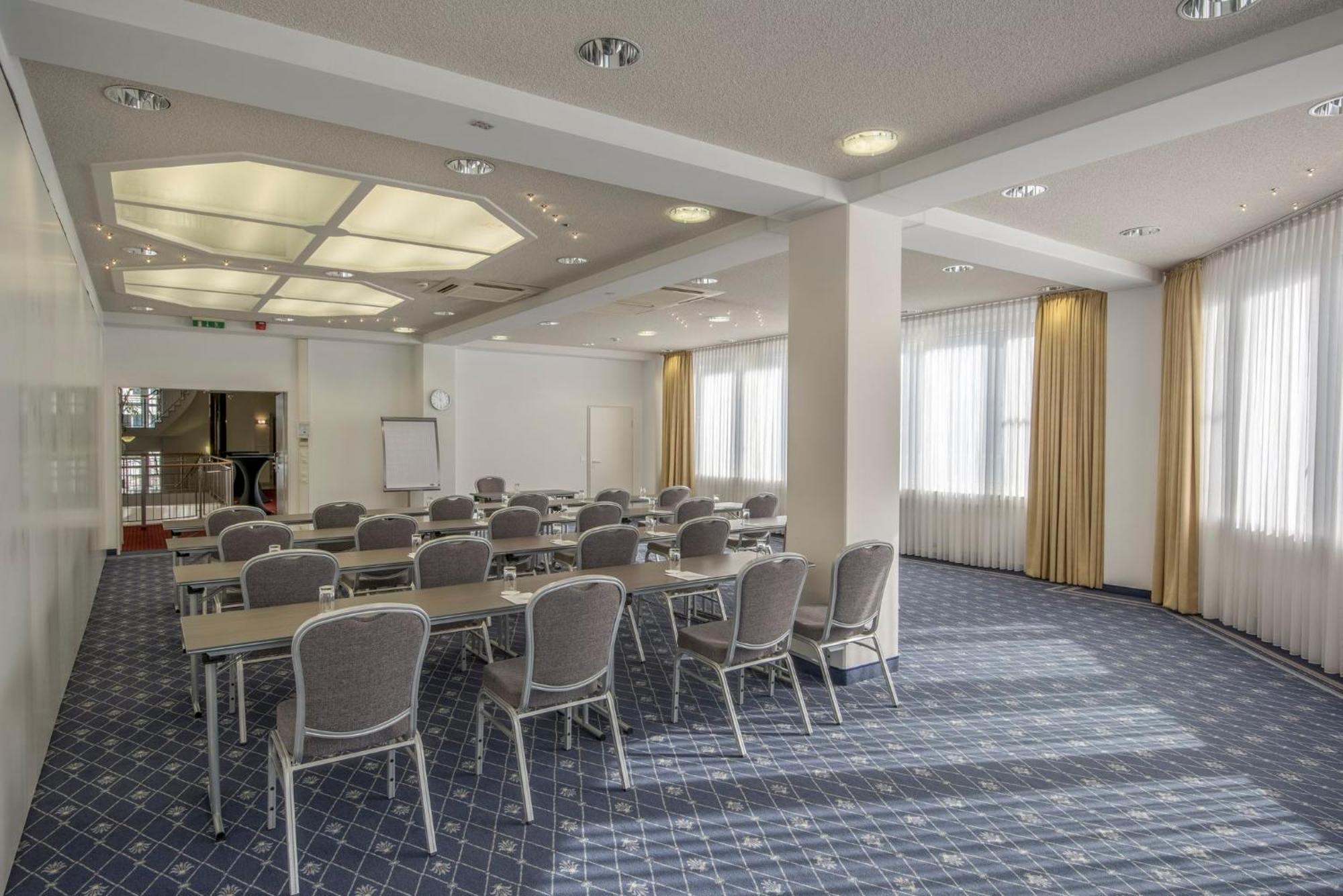 Holiday Inn Munich Unterhaching By Ihg Exterior photo
