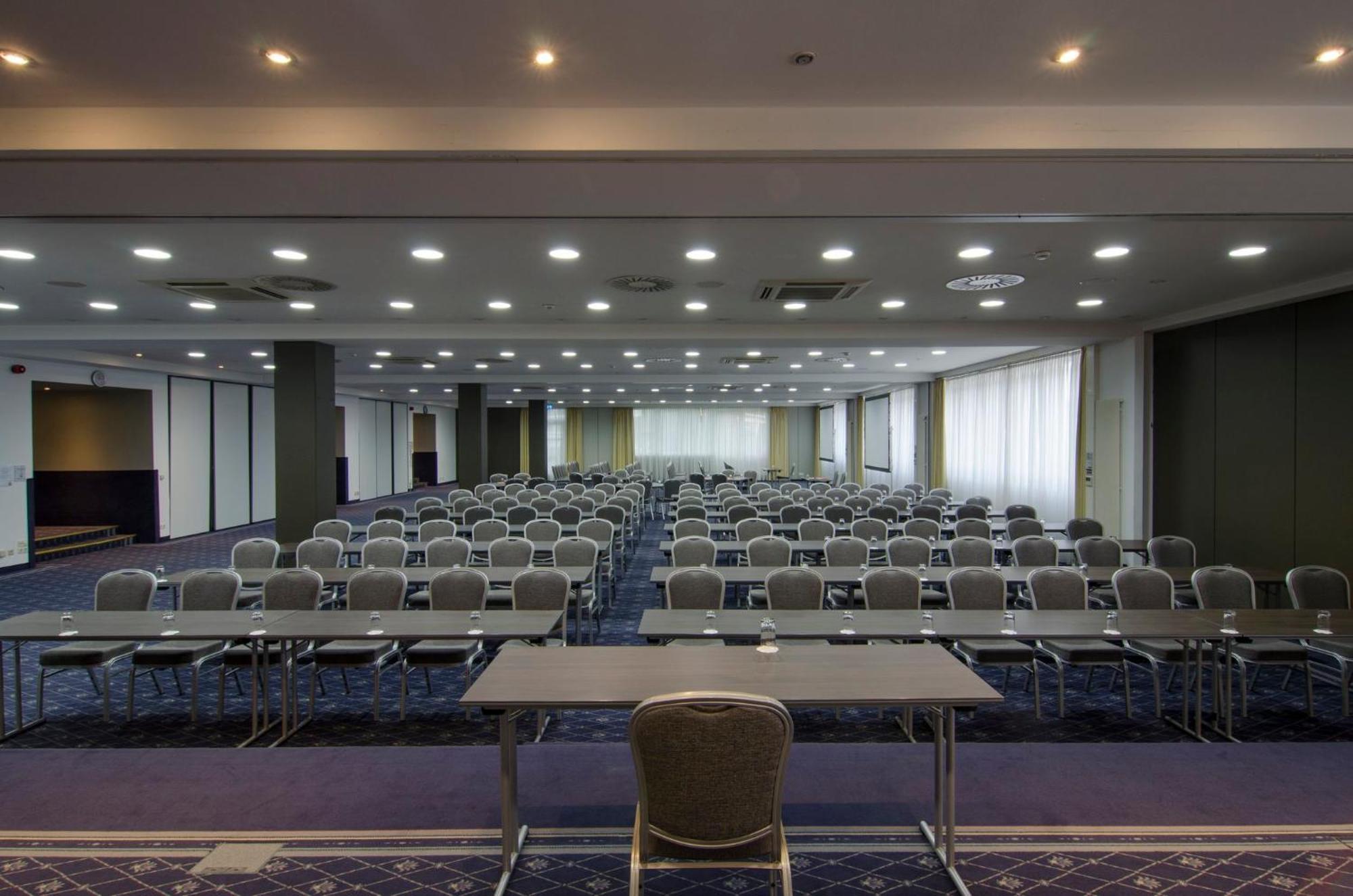 Holiday Inn Munich Unterhaching By Ihg Exterior photo