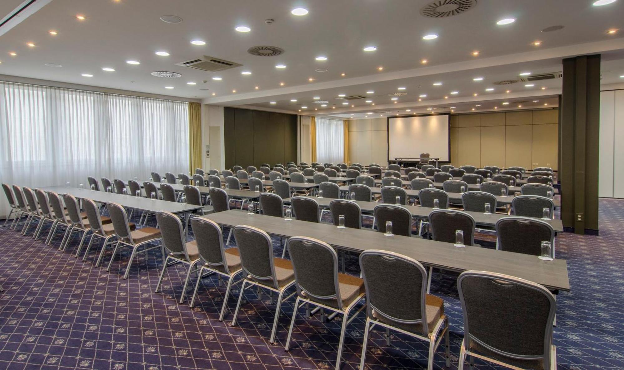 Holiday Inn Munich Unterhaching By Ihg Exterior photo